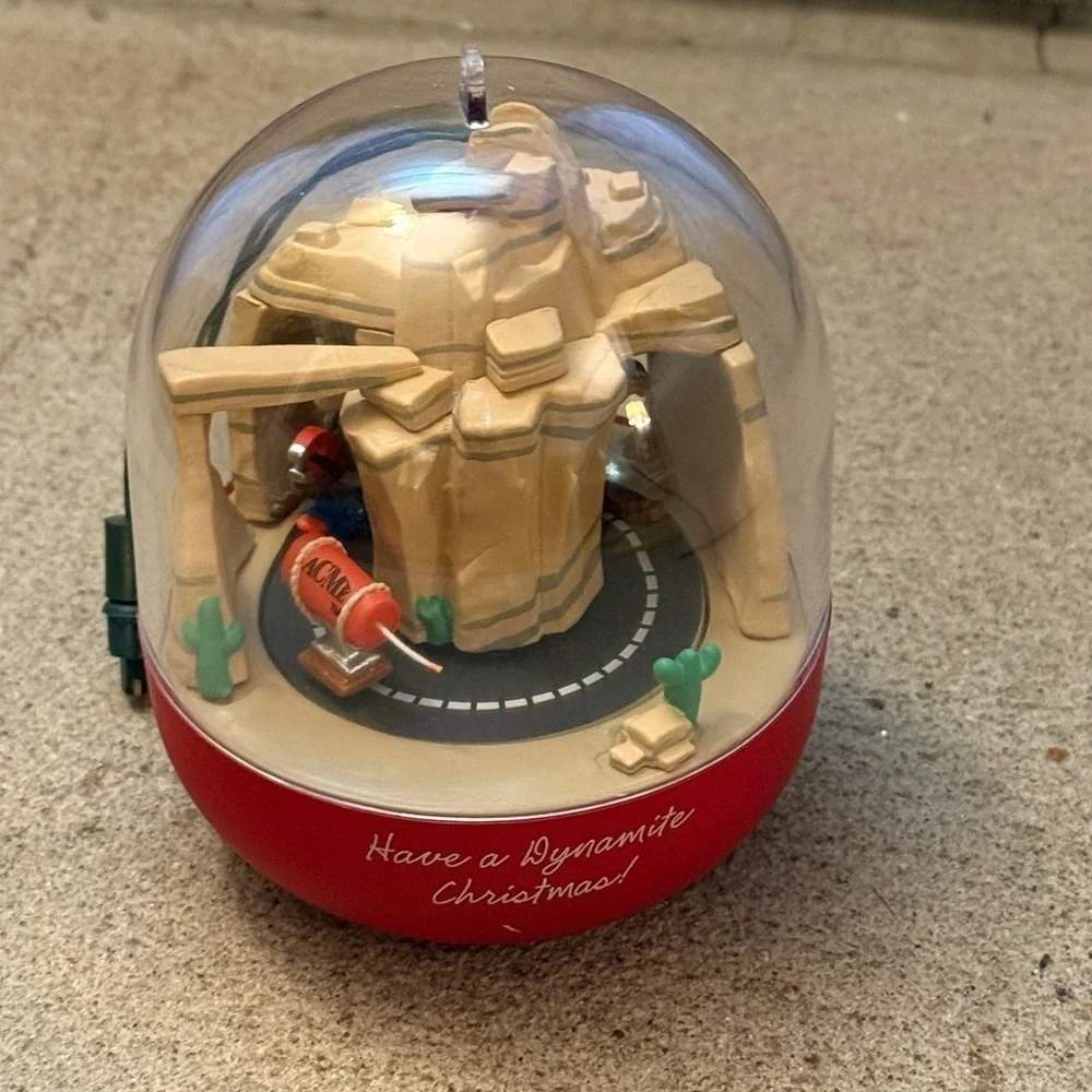 HALLMARK ROAD RUNNER AND WILE E COYOTE MAGIC KEEPSAKE ORNAMENT  1993